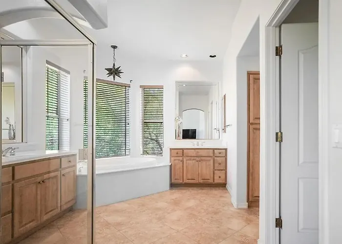 Apartment Spacious 3br W Mountain Views, Pool & Private Garage Near Scottsdale