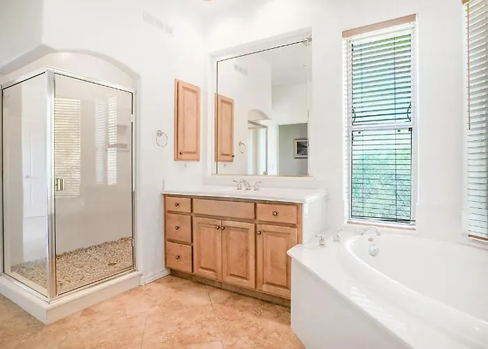 Spacious 3br W Mountain Views, Pool & Private Garage Near Scottsdale Apartment
